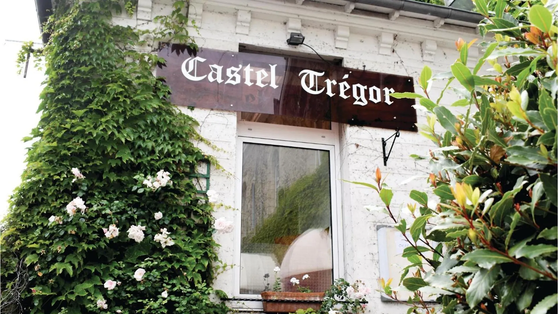 Awesome Apartment In Treguier With Kitchen